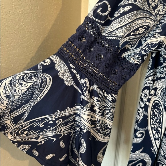 NWOT Fringe Benefits Soft Knit Navy & White With Paisley Design & Bell Sleeves - Picture 3 of 5